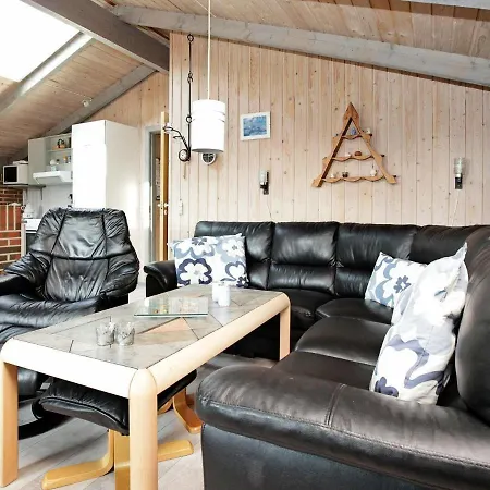 Semesterbostad Three-bedroom Holiday In Henne 13